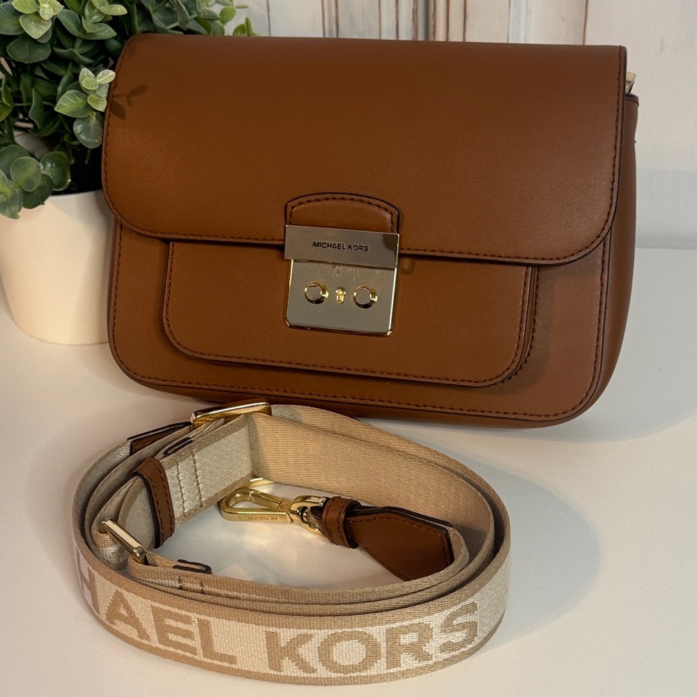 Michael Kors Sloan Editor medium leather shoulder bag in the color Acorn - Picture 5 of 6